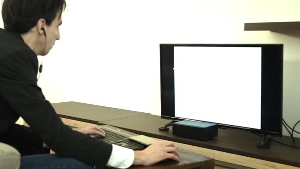 Homem Usando Cumputer Com Tela Vazia — Vídeo de Stock