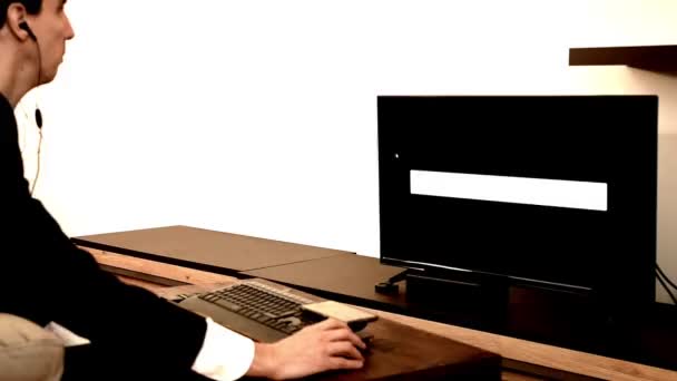 Homem Usando Cumputer Com Tela Vazia — Vídeo de Stock