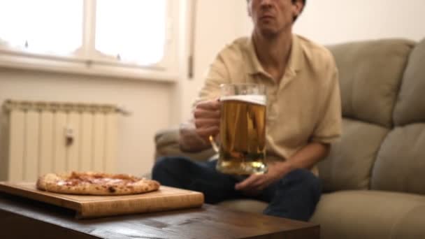 Hombre Bebiendo Cerveza Viendo Televisión Casa Comiendo Pizza — Vídeo de stock