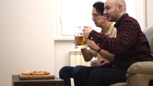 Homens Assistindo Futebol Bebendo Cerveja — Vídeo de Stock