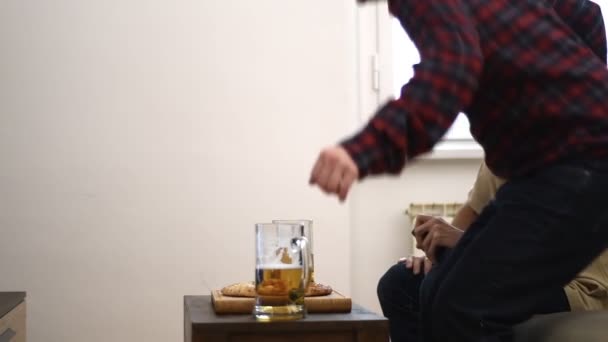 Homens Assistindo Futebol Bebendo Cerveja — Vídeo de Stock