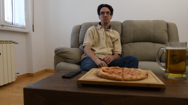 Hombre Bebiendo Cerveza Viendo Televisión Casa Comiendo Pizza — Vídeos de Stock