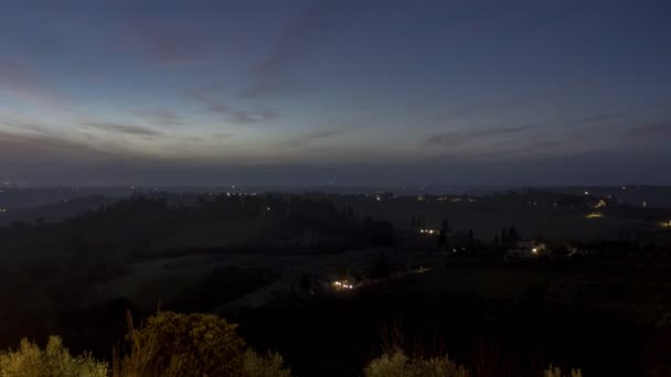 美丽的白天黑夜从意大利托斯卡纳的圣吉米尼亚诺经过 — 图库视频影像