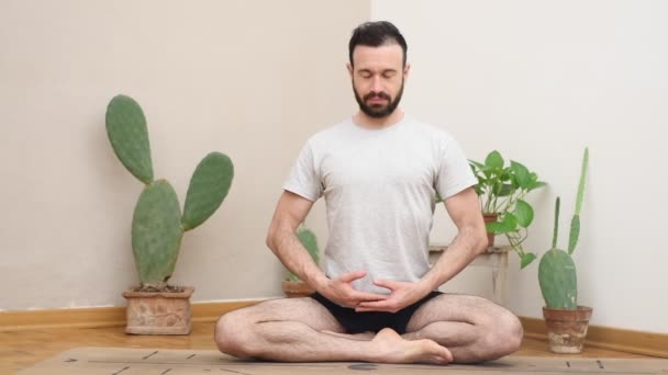 Mann Macht Yoga Hause — Stockvideo