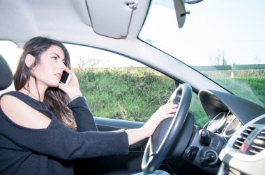 onun akıllı telefon ile kadın sürücü