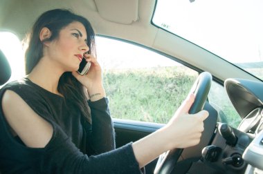 onun akıllı telefon ile kadın sürücü