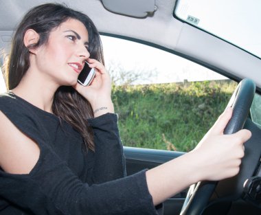 onun akıllı telefon ile kadın sürücü