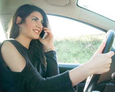 onun akıllı telefon ile kadın sürücü