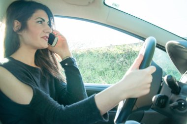 onun akıllı telefon ile kadın sürücü