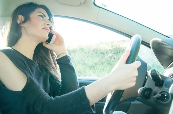 onun akıllı telefon ile kadın sürücü