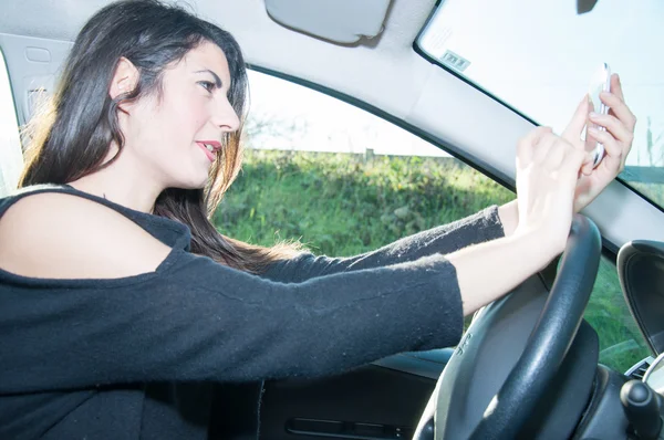 Female driver with his smart phone — Stock Photo, Image