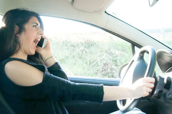 Женщина-водитель в плохой ситуации Лицензионные Стоковые Фото