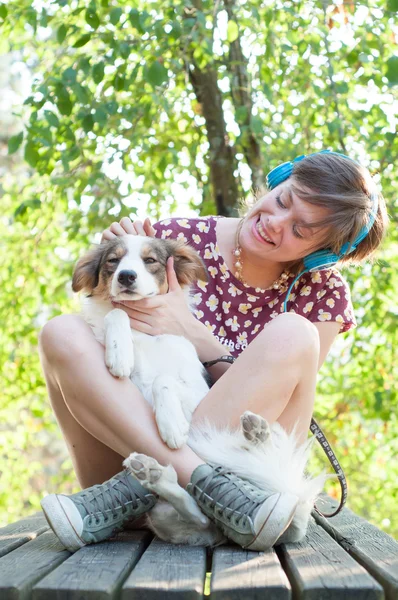Chica con su perro —  Fotos de Stock