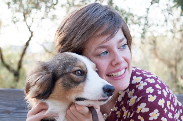 Chica con su perro — Foto de Stock