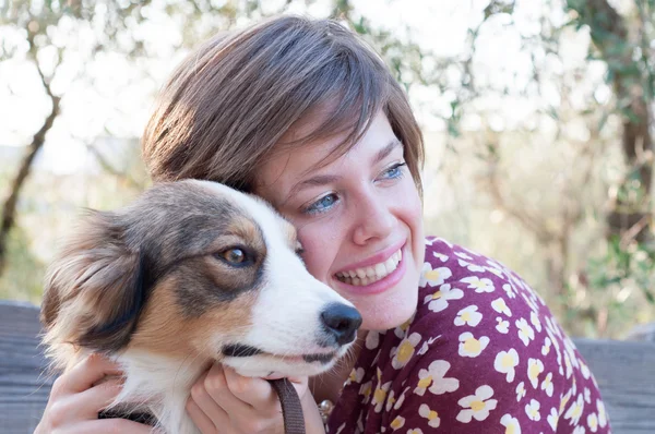 Chica con su perro — Foto de Stock