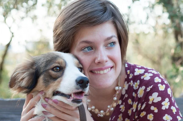 Chica con su perro — Foto de Stock