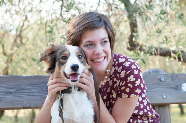 Chica con su perro —  Fotos de Stock
