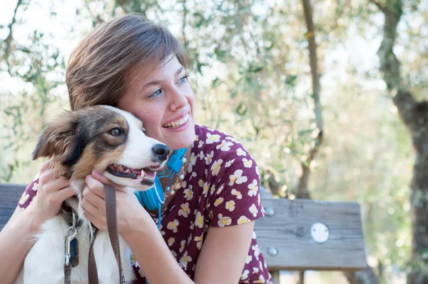 Chica con su perro — Foto de Stock