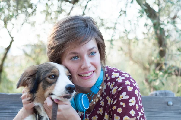 Chica con su perro — Foto de Stock