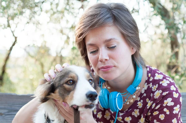 Chica con su perro — Foto de Stock