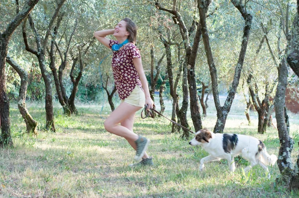 Chica con su perro — Foto de Stock