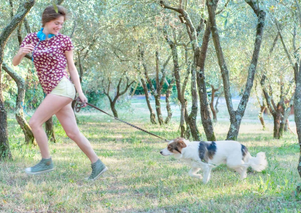 Chica con su perro — Foto de Stock