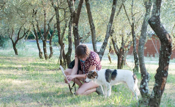 Chica con su perro — Foto de Stock