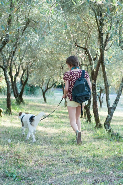 Meisje met zijn hond — Stockfoto