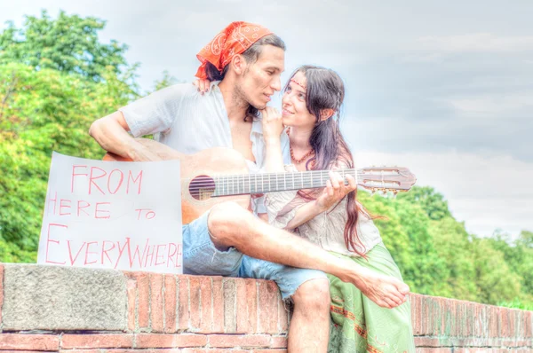 Hippies play guitar outdoor — стоковое фото