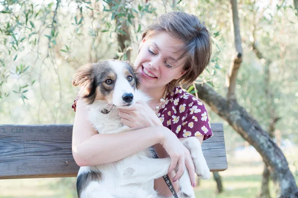 Chica en el parque con su perro — Foto de Stock