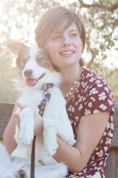 Chica en el parque con su perro — Foto de Stock