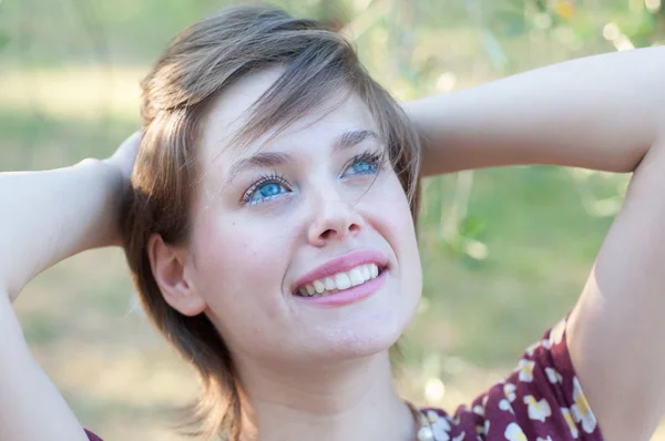 Menina no parque — Fotografia de Stock