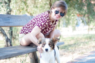 kız ve evde beslenen hayvan köpek