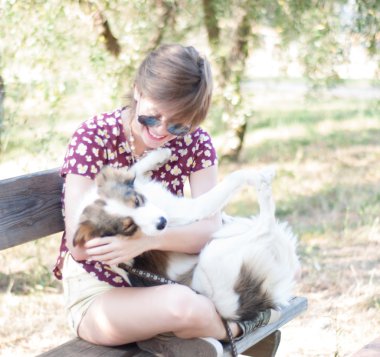 kız ve evde beslenen hayvan köpek