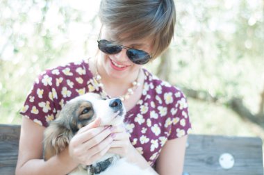 kız ve evde beslenen hayvan köpek