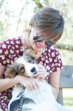 kız ve evde beslenen hayvan köpek