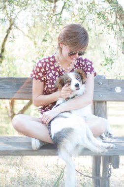 kız ve evde beslenen hayvan köpek