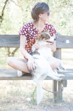 kız ve evde beslenen hayvan köpek