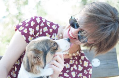 kız ve evde beslenen hayvan köpek