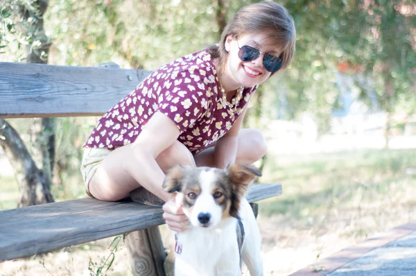 少女とペットの犬 — ストック写真