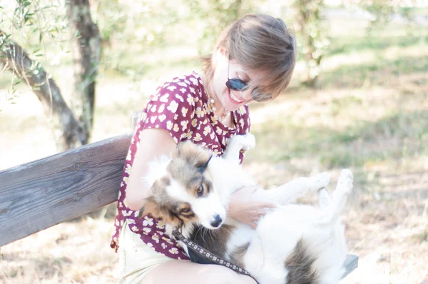 Niña y perro mascota —  Fotos de Stock