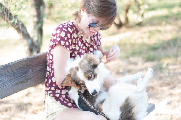 Niña y perro mascota — Foto de Stock