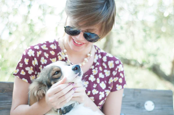 Niña y perro mascota — Foto de Stock