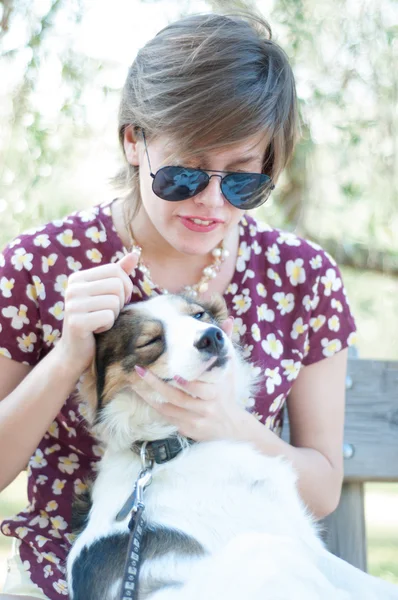 Niña y perro mascota — Foto de Stock