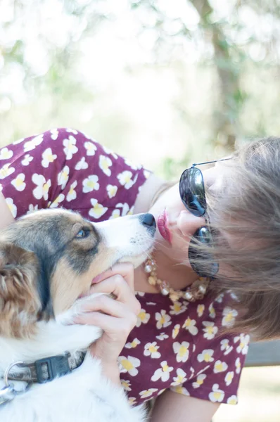 Niña y perro mascota — Foto de Stock