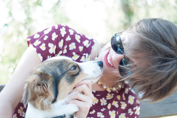 Niña y perro mascota — Foto de Stock