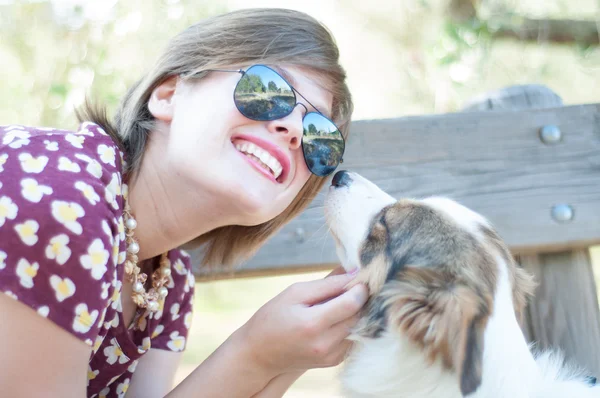 Niña y perro mascota — Foto de Stock