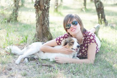 kız ve evde beslenen hayvan köpek