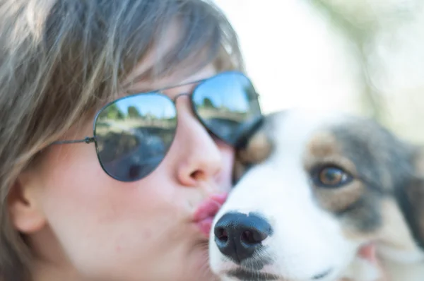 Niña y perro mascota — Foto de Stock