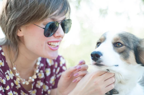 少女とペットの犬 — ストック写真